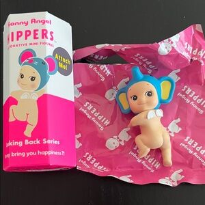 Sonny angel Hipper “Looking Back Series”
elephant